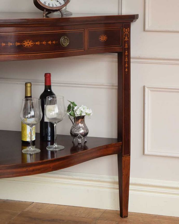 アンティークのテーブル　アンティーク家具　お部屋のコーナーを彩るテーブル、象嵌が美しい英国アンティーク家具。美しいデザインが印象的実用性を求めない見せ場を作ってくれるコンソールは、何より見た目が重要。(k-2370-f)