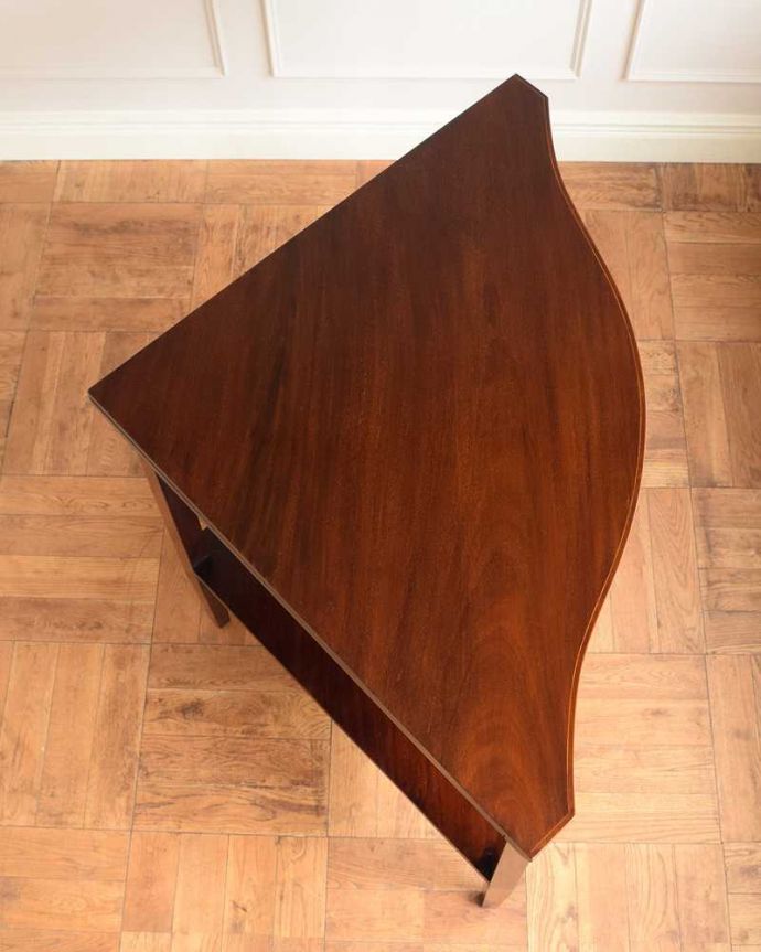 アンティークのテーブル　アンティーク家具　お部屋のコーナーを彩るテーブル、象嵌が美しい英国アンティーク家具。上から見ると1/4のお月様が見えますクオータームーン（1/4月型）の天板には、何を置いても素敵に魅せてくれる力があります。(k-2370-f)