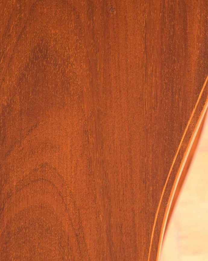 アンティークのテーブル　アンティーク家具　お部屋のコーナーを彩るテーブル、象嵌が美しい英国アンティーク家具。修復には自信がありますHandleでは専門の職人が修復する際、古い塗装を剥離してキレイにお直ししています。(k-2370-f)