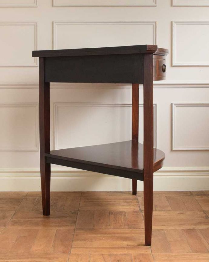 アンティークのテーブル　アンティーク家具　お部屋のコーナーを彩るテーブル、象嵌が美しい英国アンティーク家具。どこから見てもキレイです。(k-2370-f)