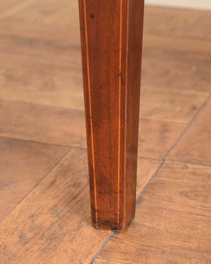 アンティークのテーブル　アンティーク家具　お部屋のコーナーを彩るテーブル、象嵌が美しい英国アンティーク家具。持ち上げなくても移動できます！Handleのアンティークは、脚の裏にフェルトキーパーをお付けしていますので、床を滑らせてれば女性1人でも移動が簡単です。(k-2370-f)