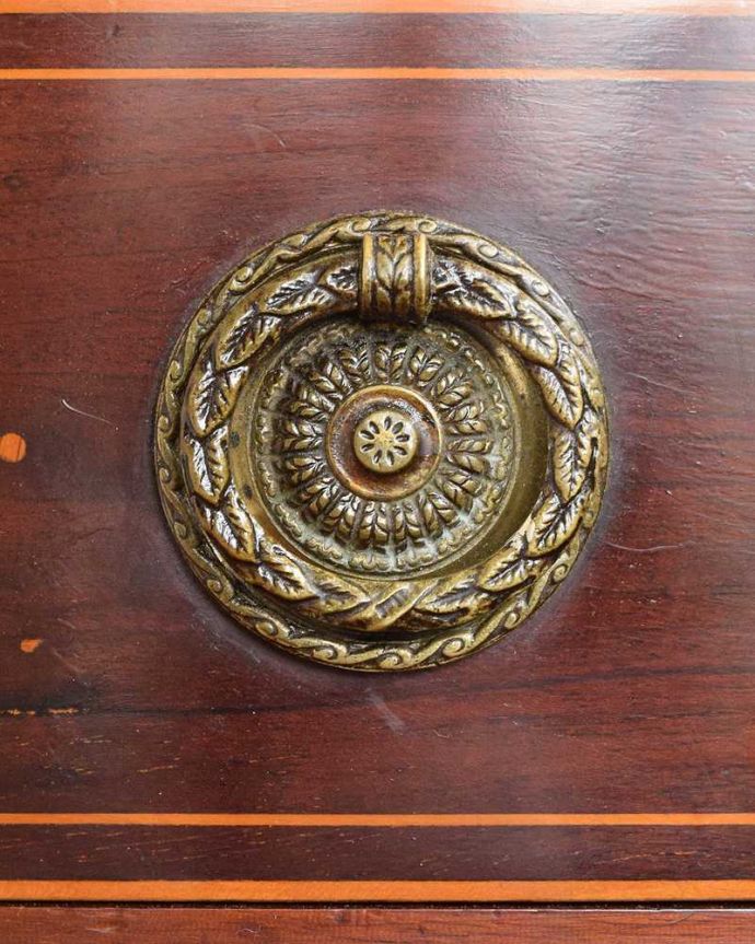 アンティークのテーブル　アンティーク家具　お部屋のコーナーを彩るテーブル、象嵌が美しい英国アンティーク家具。開ける度になんだかワクワク取っ手のデザインにもこだわりが。(k-2370-f)