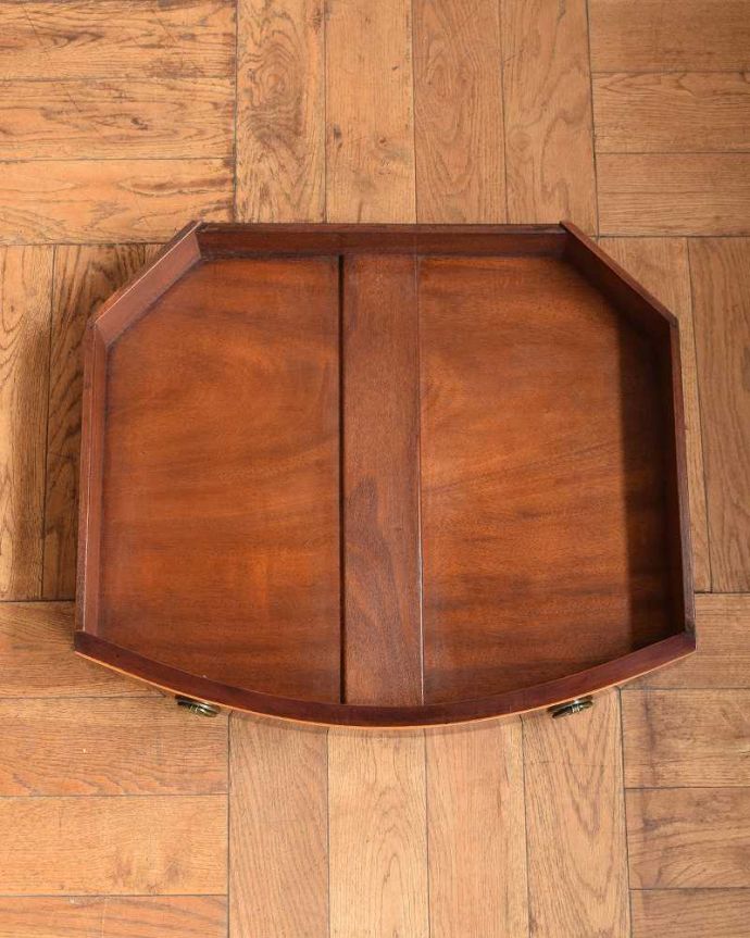 アンティークのテーブル　アンティーク家具　お部屋のコーナーを彩るテーブル、象嵌が美しい英国アンティーク家具。キレイに修復しました。(k-2370-f)