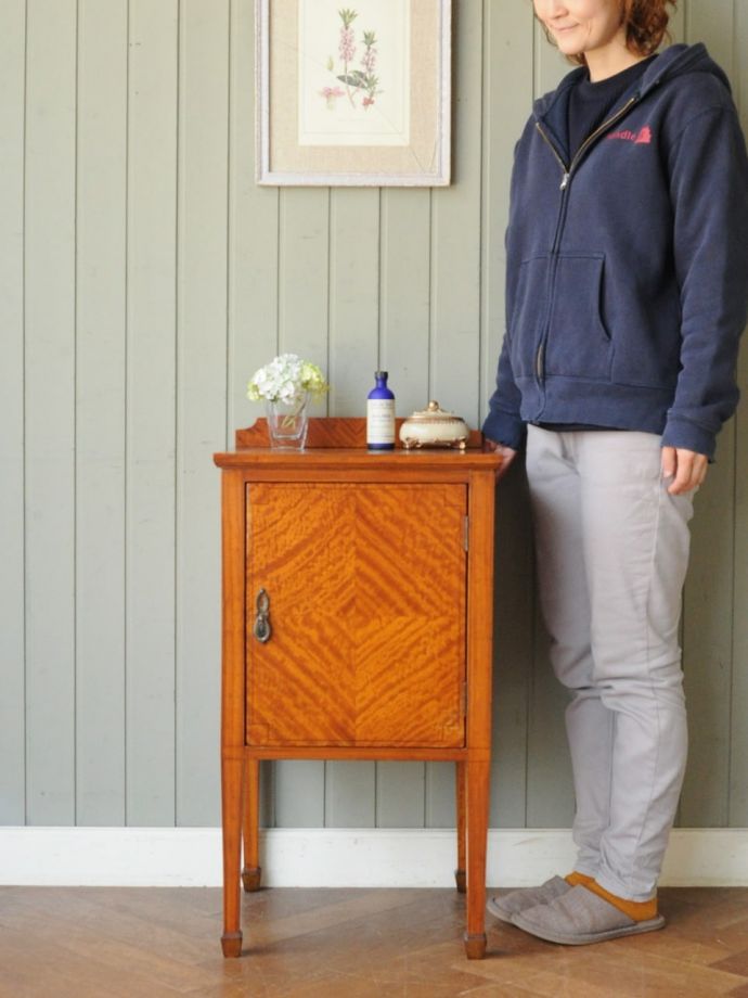 アンティークのサイドキャビネット