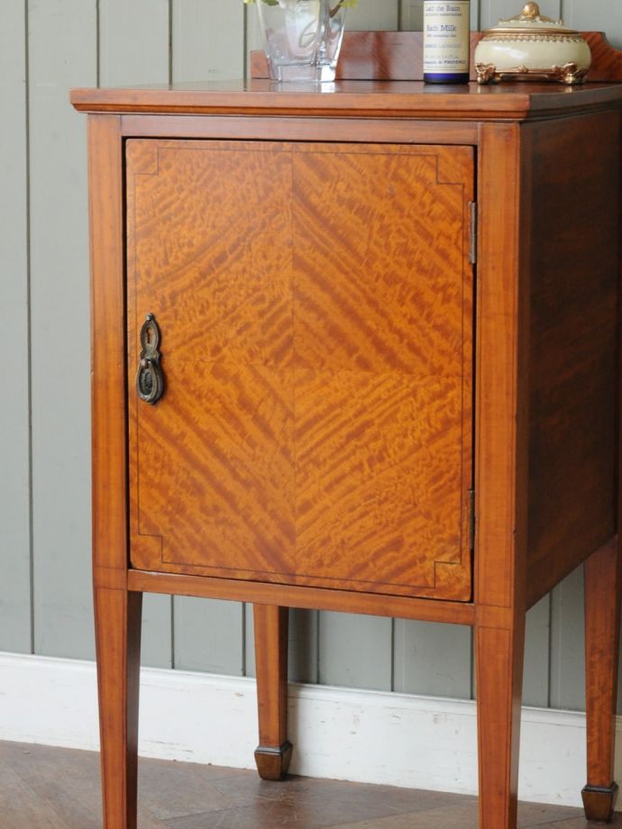 アンティーク家具らしい美しい杢目