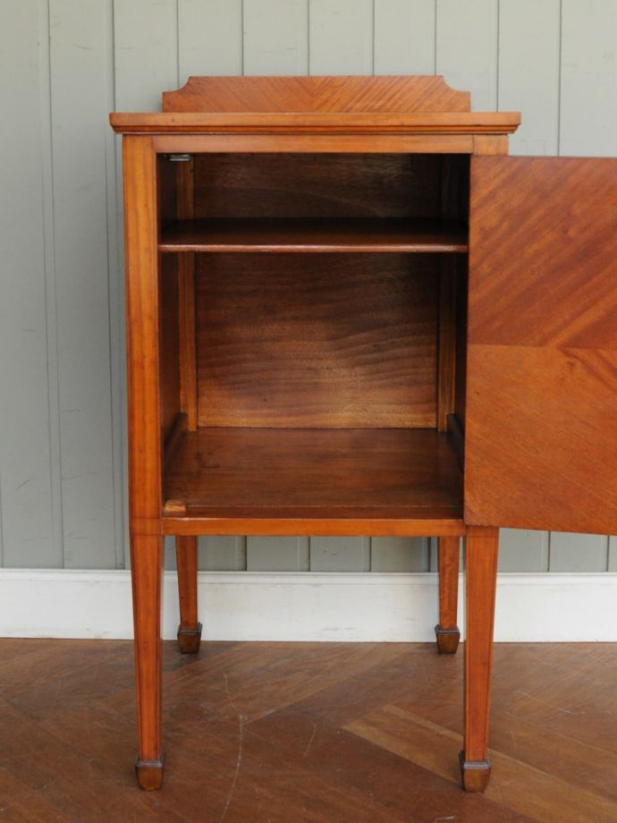 サイドキャビネットの扉の中