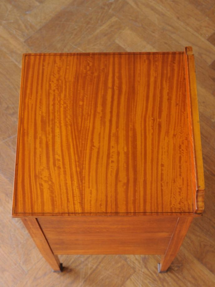 サイドキャビネットの天板