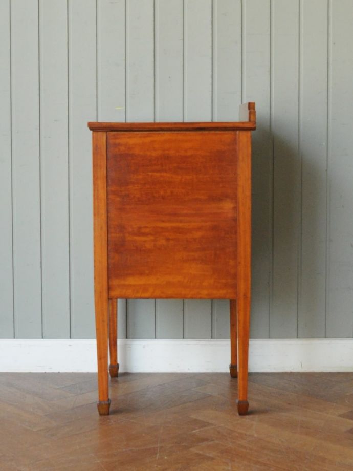 サイドキャビネットの側面