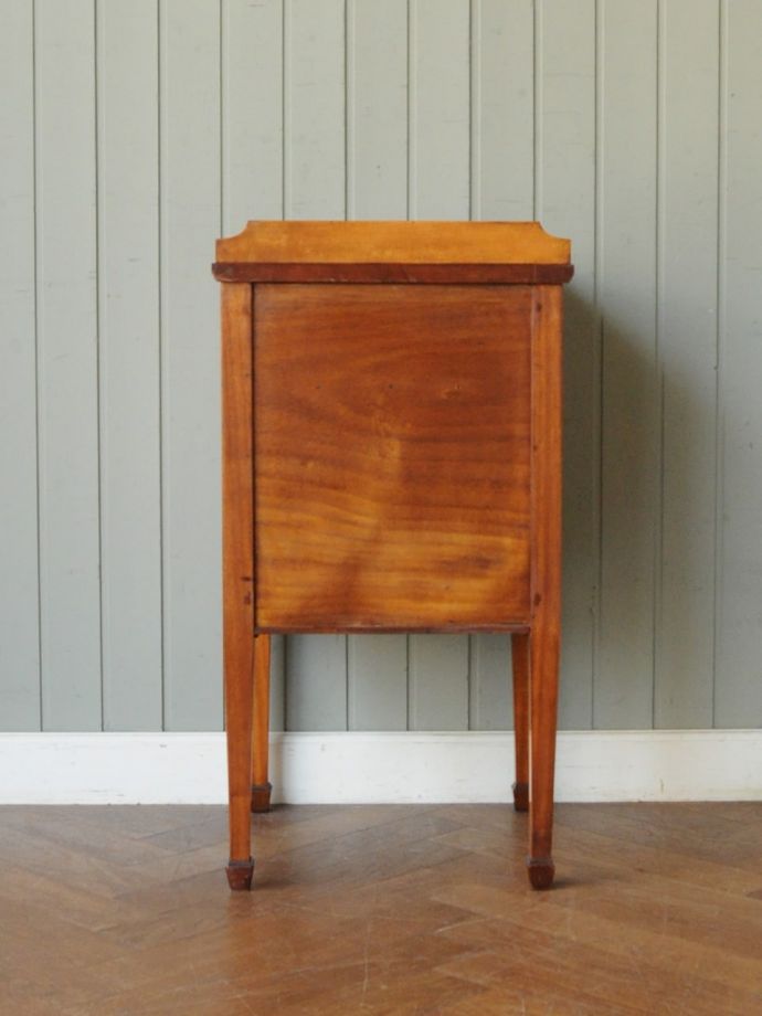 サイドキャビネットの後ろ姿