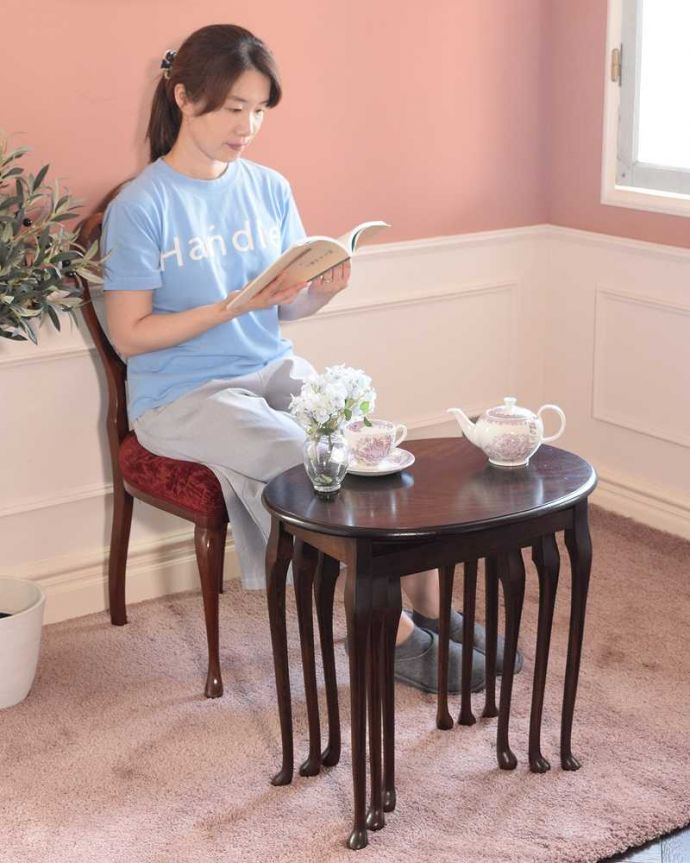 アンティークのテーブル アンティーク家具 英国アンティーク家具、丸と四角の天板を楽しめるネストテーブル。親子一緒の姿が可愛いネストテーブルネストとは巣のこと。(k-2372-f)