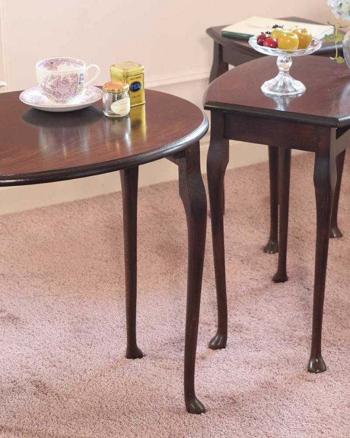 アンティークのテーブル アンティーク家具 英国アンティーク家具、丸と四角の天板を楽しめるネストテーブル。一緒でも、バラバラでも使い方は自由自在のアンティーク。(k-2372-f)