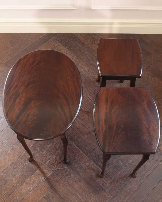 アンティークのテーブル アンティーク家具 英国アンティーク家具、丸と四角の天板を楽しめるネストテーブル。3つを並べて上から見てみましょう大中小3つを並べてみると、こんな感じです。(k-2372-f)