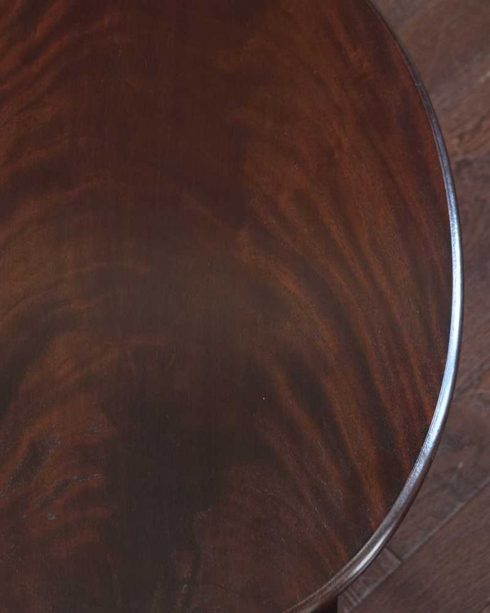 アンティークのテーブル アンティーク家具 英国アンティーク家具、丸と四角の天板を楽しめるネストテーブル。天板も修復したのでキレイです修復の時、古い塗装を剥離して再塗装してあるので天板もピカピカです。(k-2372-f)