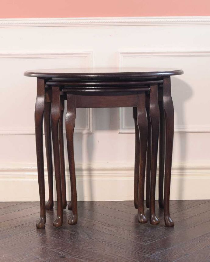 アンティークのテーブル アンティーク家具 英国アンティーク家具、丸と四角の天板を楽しめるネストテーブル。見る角度によって見え方が違います。(k-2372-f)