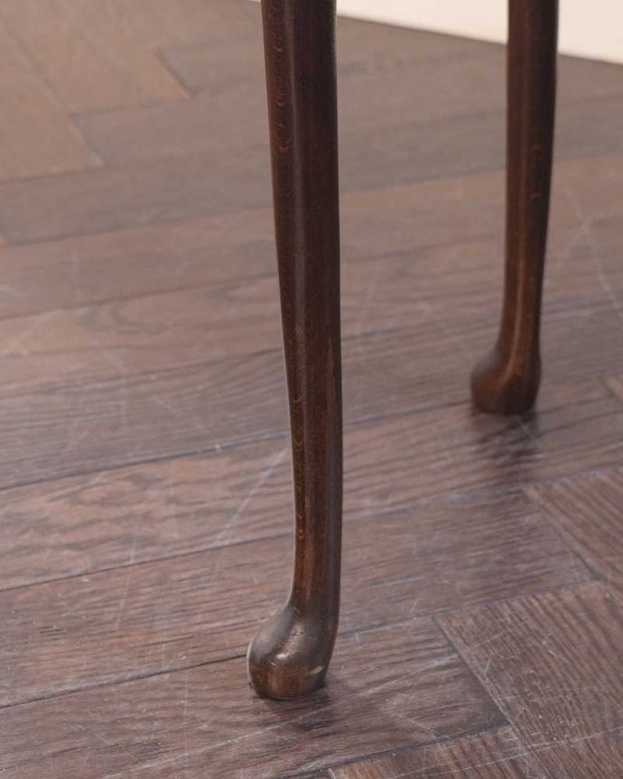 アンティークのテーブル アンティーク家具 英国アンティーク家具、丸と四角の天板を楽しめるネストテーブル。持ち上げなくても移動できます!Handleのアンティークは、脚の裏にフェルトキーパーをお付けしていますので、床を滑らせてれば移動が簡単です。(k-2372-f)