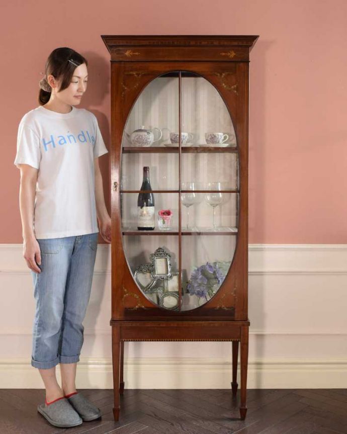 アンティークのキャビネット アンティーク家具 小さなバラが描かれた美しい英国のアンティーク キャビネット。眺めているだけで幸せ・・・芸術的に美しいディスプレイキャビネットは、置くだけで周りの空気を変えてくれます。(k-2373-f)