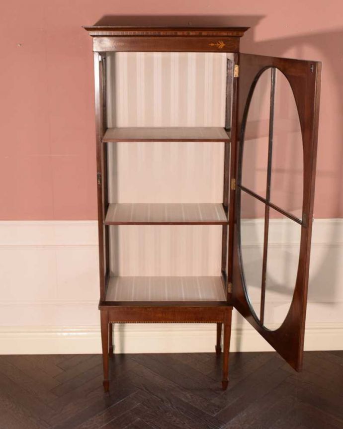 アンティークのキャビネット アンティーク家具 小さなバラが描かれた美しい英国のアンティーク キャビネット。扉を開けてみると・・・棚板と背板に貼ってあるクロスは修復の時、新しいものに張り替えました。(k-2373-f)