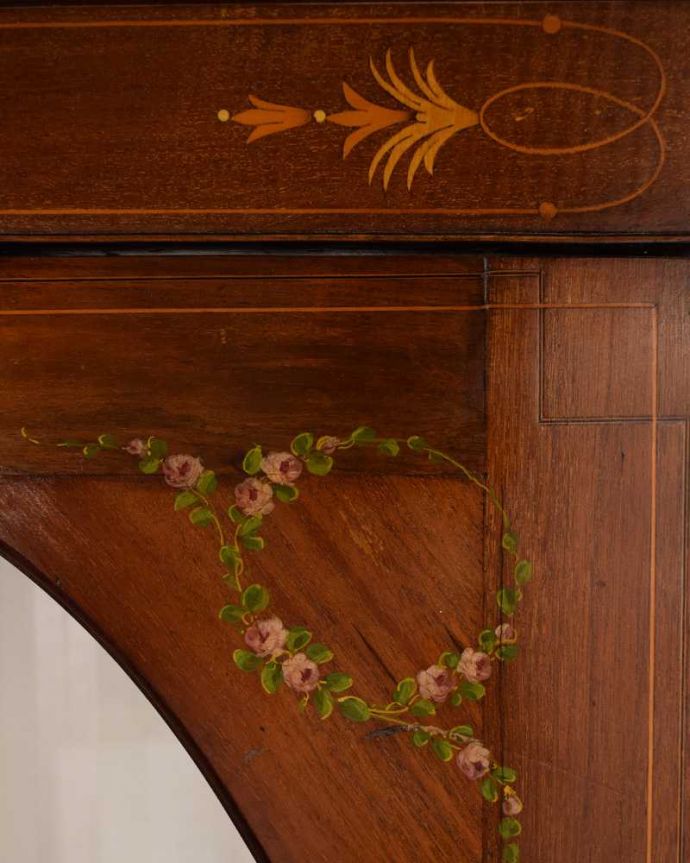 アンティークのキャビネット アンティーク家具 小さなバラが描かれた美しい英国のアンティーク キャビネット。職人技が光っています。(k-2373-f)