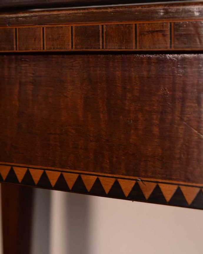 アンティークのキャビネット アンティーク家具 小さなバラが描かれた美しい英国のアンティーク キャビネット。上品で美しい象嵌象嵌とは模様に沿って異なる木材を埋め込んで絵を描いたものなんです。(k-2373-f)