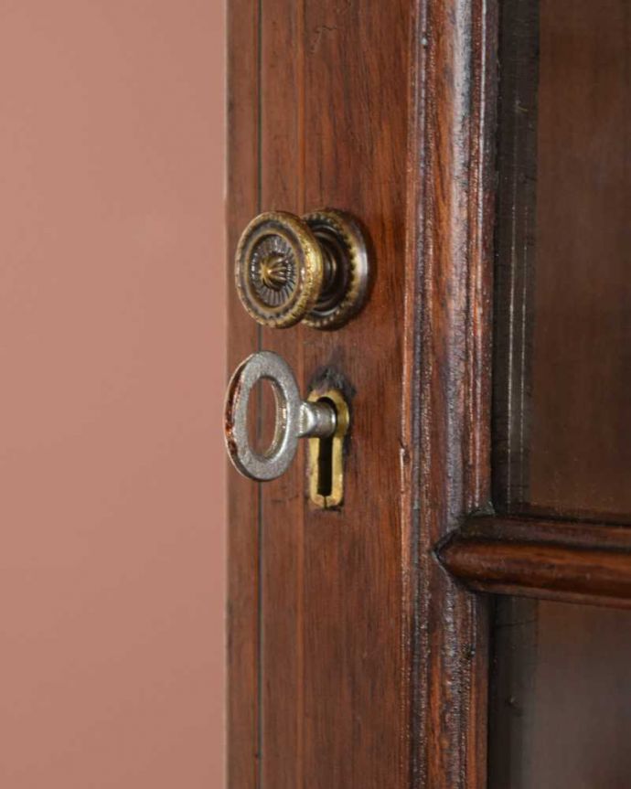 アンティークのキャビネット アンティーク家具 小さなバラが描かれた美しい英国のアンティーク キャビネット。開ける度にワクワク取っ手もアンティークらしいデザイン。(k-2373-f)