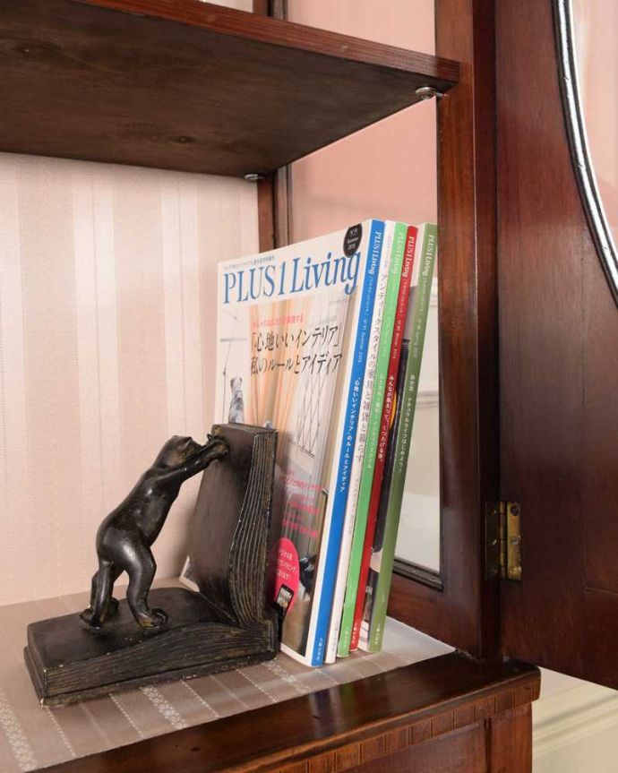 アンティークのキャビネット アンティーク家具 小さなバラが描かれた美しい英国のアンティーク キャビネット。扉の中は収納たっぷりA4サイズの雑誌までしっかり収納出来ちゃう大きさ。(k-2373-f)