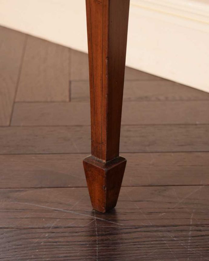 アンティークのキャビネット アンティーク家具 小さなバラが描かれた美しい英国のアンティーク キャビネット。女性1人でラクラク運べちゃうんですHandleのアンティークは、脚の裏にフェルトキーパーをお付けしています。(k-2373-f)