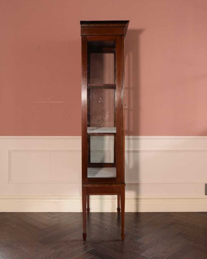 アンティークのキャビネット アンティーク家具 小さなバラが描かれた美しい英国のアンティーク キャビネット。横から見ても素敵なんですガラスキャビネットはどこから見ても美しい!いろんな角度から中を見て楽んで下さい。(k-2373-f)