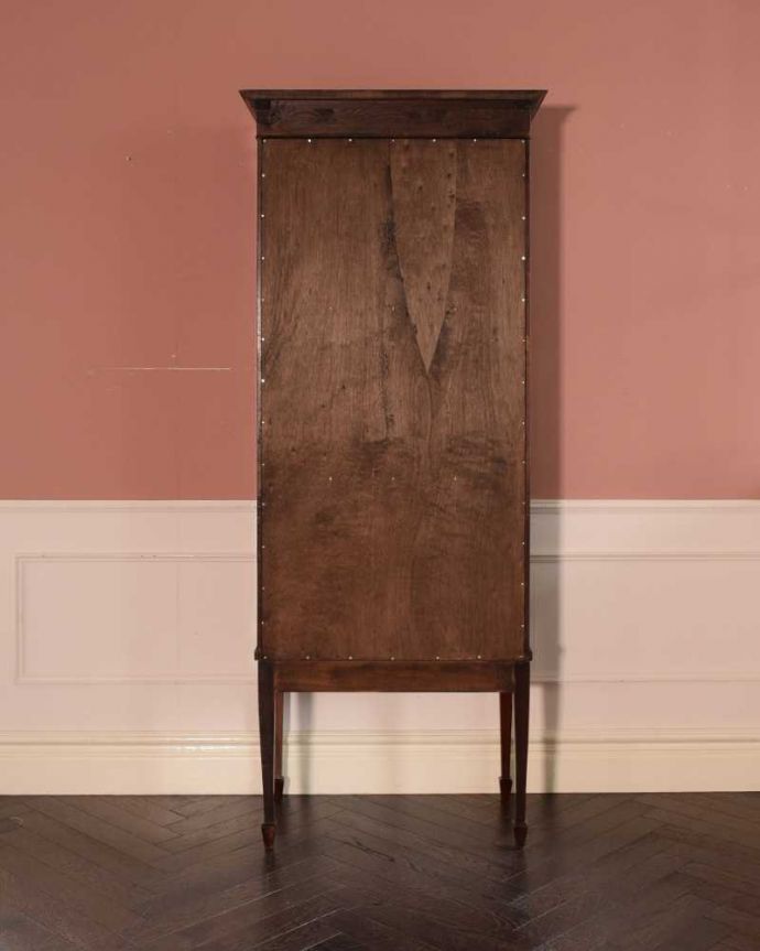 アンティークのキャビネット アンティーク家具 小さなバラが描かれた美しい英国のアンティーク キャビネット。キレイに修復しました!アンティークは新品ではないので、経年変化によるキズはありますが、専門の職人がキレイにお直しをしているので、後姿までキレイです。(k-2373-f)