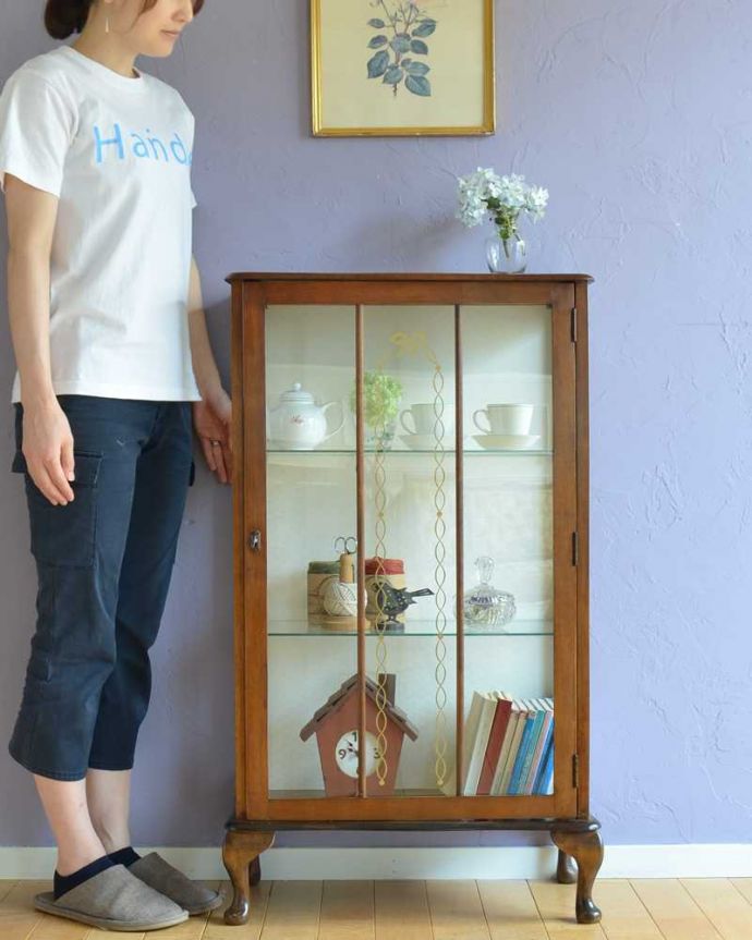 アンティークのキャビネット アンティーク家具 英国スタイルのアンティーク家具、ゴールドの装飾が美しいショーケース(ガラスキャビネット)。キラキラな毎日が過ごせるガラスのキャビネットガラス面に描かれたキラキラの絵が美しいガラスのキャビネット。(k-2374-f)