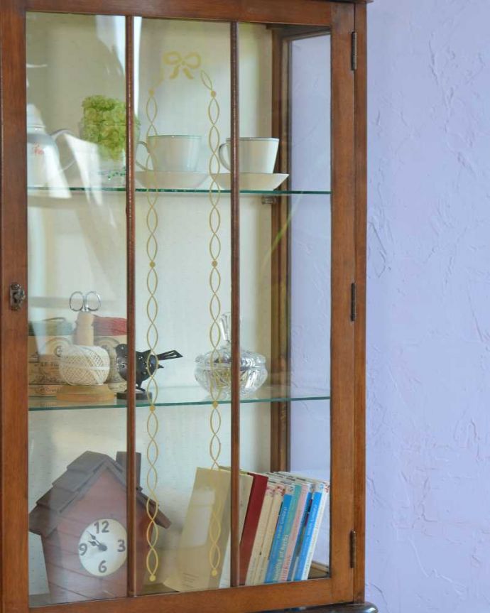 アンティークのキャビネット アンティーク家具 英国スタイルのアンティーク家具、ゴールドの装飾が美しいショーケース(ガラスキャビネット)。ガラスに描かれたキラキラ輝く絵キラキラに輝く絵が描かれたガラス扉越しに中をのぞくと、中に入れたものが全部が宝物に見えてきます。(k-2374-f)