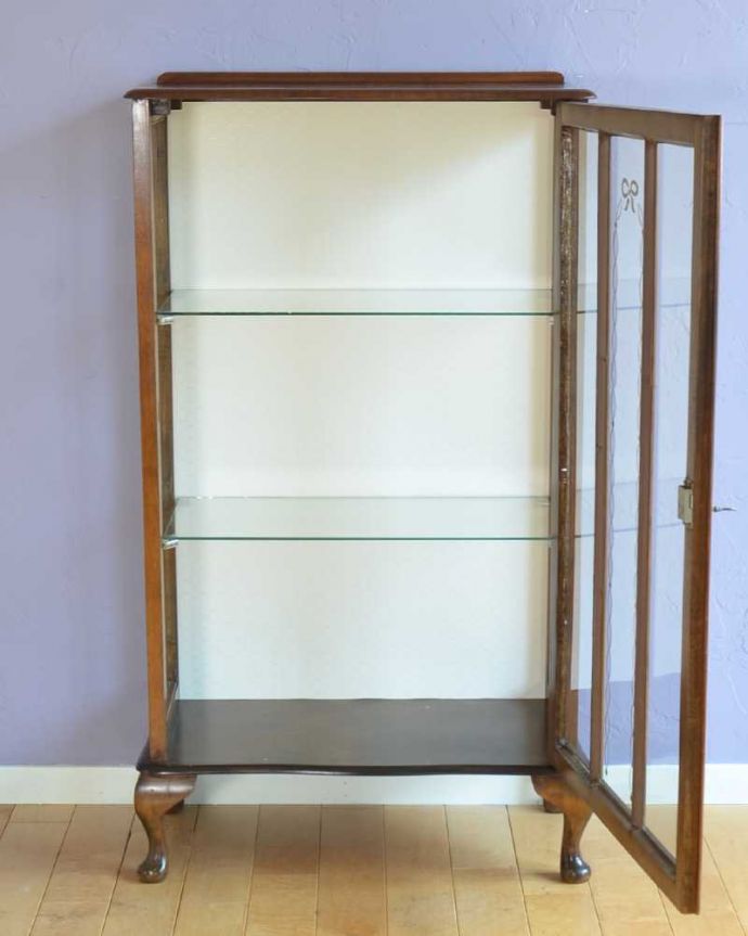 アンティークのキャビネット アンティーク家具 英国スタイルのアンティーク家具、ゴールドの装飾が美しいショーケース(ガラスキャビネット)。扉を開けて中を見てみると…背板は新しい生地に張り替えました。(k-2374-f)