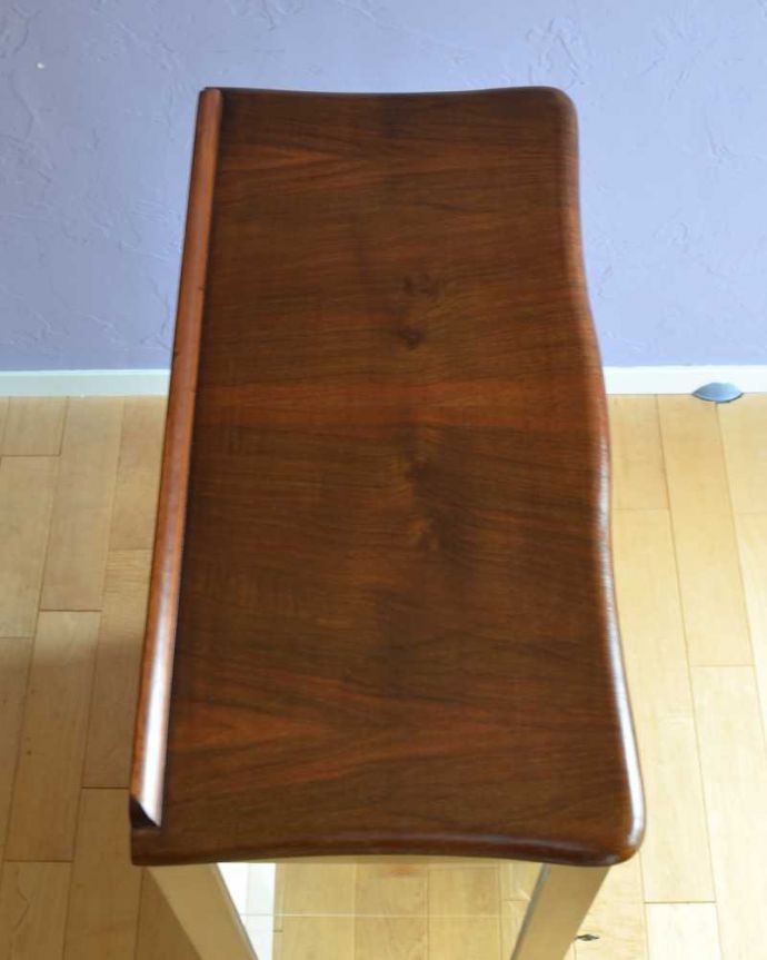 アンティークのキャビネット アンティーク家具 英国スタイルのアンティーク家具、ゴールドの装飾が美しいショーケース(ガラスキャビネット)。こんな形をしたキャビネットです。(k-2374-f)