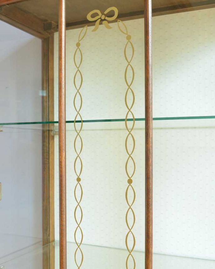 アンティークのキャビネット アンティーク家具 英国スタイルのアンティーク家具、ゴールドの装飾が美しいショーケース(ガラスキャビネット)。キレイに残っていてくれましたガラスに描かれている絵は剥がれているものが多いんだけれど、この子はしっかりキレイに残っていてくれました。(k-2374-f)