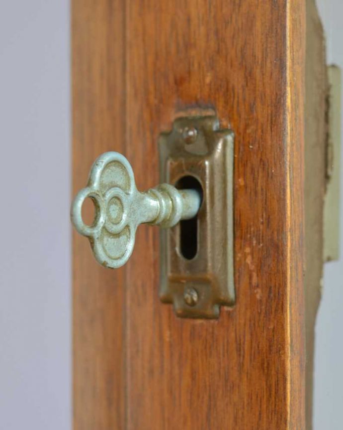 アンティークのキャビネット アンティーク家具 英国スタイルのアンティーク家具、ゴールドの装飾が美しいショーケース(ガラスキャビネット)。開ける度にワクワクする取っ手鍵が取っ手になっているので、中を開ける度にまるで宝箱を開ける気分です。(k-2374-f)