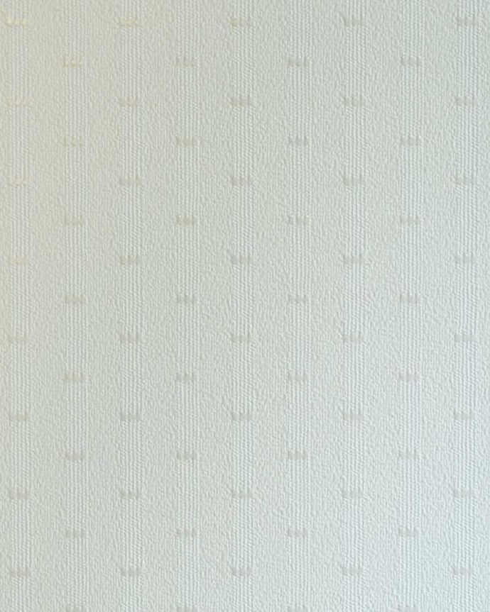 アンティークのキャビネット アンティーク家具 英国スタイルのアンティーク家具、ゴールドの装飾が美しいショーケース(ガラスキャビネット)。新しく貼り替えましたキャビネットに似合う生地を選んで張り替えた背板。(k-2374-f)