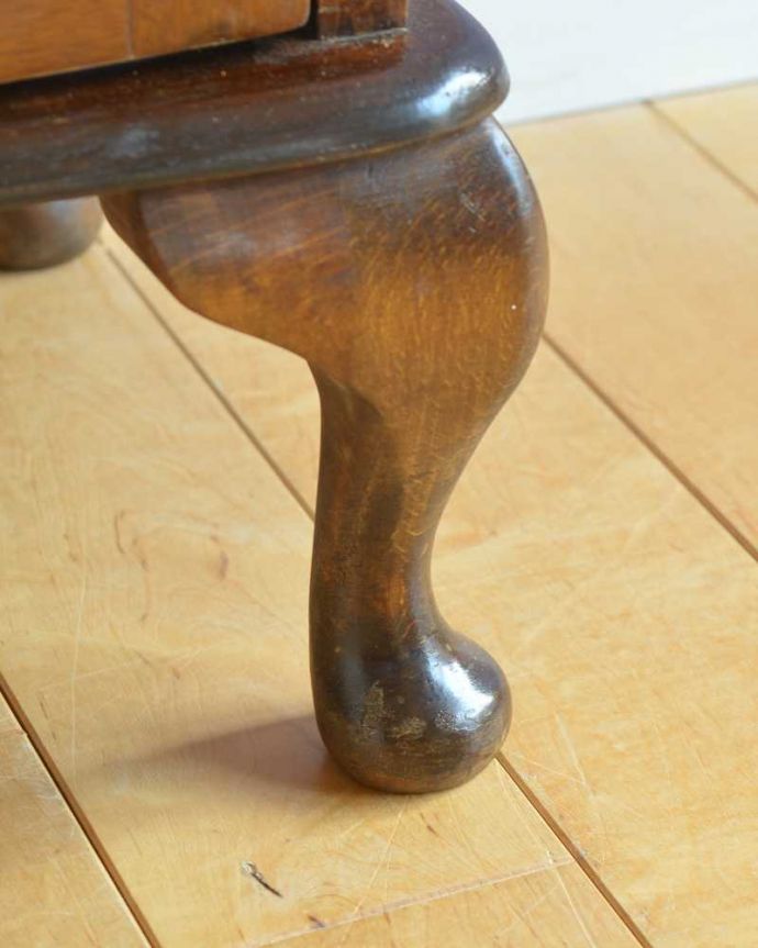 アンティークのキャビネット アンティーク家具 英国スタイルのアンティーク家具、ゴールドの装飾が美しいショーケース(ガラスキャビネット)。女性1人でもラクに運べちゃうヒミツHandleのアンティークは、脚の裏にフェルトキーパーをお付けしているので、床を滑らせれば女性でも移動がカンタンに出来ます!。(k-2374-f)