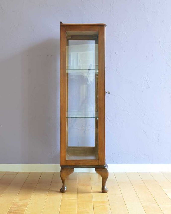 アンティークのキャビネット アンティーク家具 英国スタイルのアンティーク家具、ゴールドの装飾が美しいショーケース(ガラスキャビネット)。サイドからもたっぷりの光背板の部分以外は全てガラス。(k-2374-f)