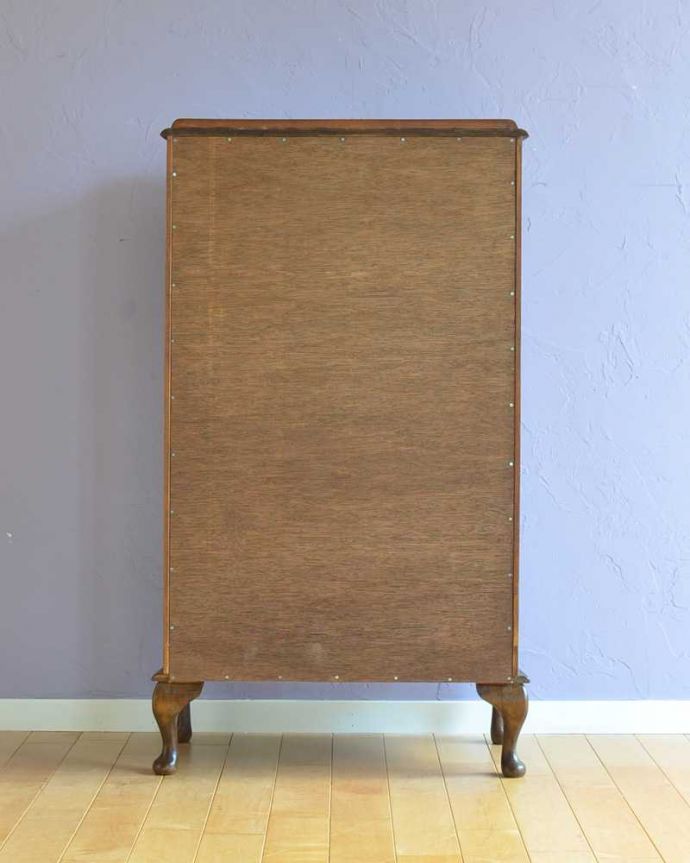 アンティークのキャビネット アンティーク家具 英国スタイルのアンティーク家具、ゴールドの装飾が美しいショーケース(ガラスキャビネット)。キレイに修復しました!アンティークは新品ではないので、経年変化によるキズはありますが、専門の職人がキレイにお直しをしているので、後ろ姿もキレイです。(k-2374-f)