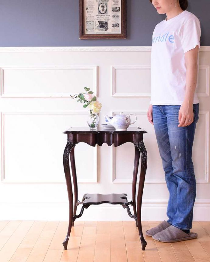 アンティークのテーブル アンティーク家具 天板のカッティングが可憐、アンティークオケージョナルテーブル。どんな場所でも便利に使える小さなテーブルそもそも「オケージョナル」とは「便利に使える」と言う意味。(k-2375-f)