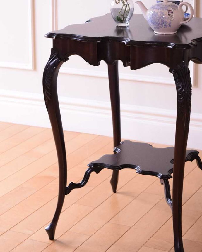 アンティークのテーブル アンティーク家具 天板のカッティングが可憐、アンティークオケージョナルテーブル。上品で優雅なアンティーク凛とした雰囲気が漂うアンティークらしい立ち姿のテーブル。(k-2375-f)