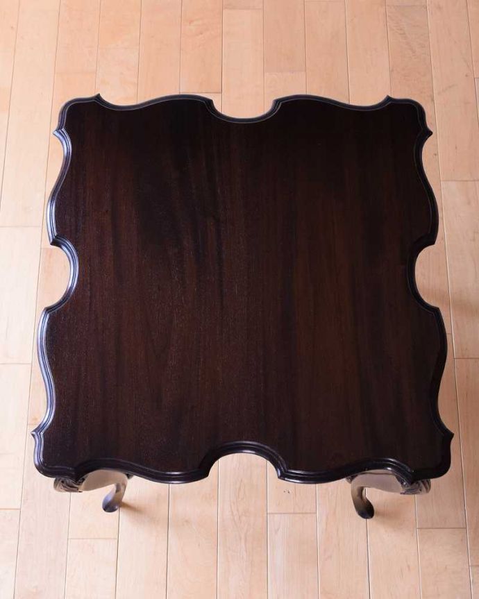 アンティークのテーブル アンティーク家具 天板のカッティングが可憐、アンティークオケージョナルテーブル。天板の形を見てみると・・・テーブルの形を上から見ると、こんな感じです。(k-2375-f)