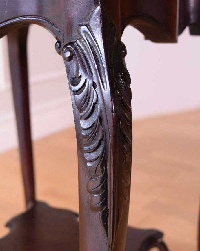 アンティークのテーブル アンティーク家具 天板のカッティングが可憐、アンティークオケージョナルテーブル。うっとりする美しさアンティークだから手に入る美しい彫。(k-2375-f)