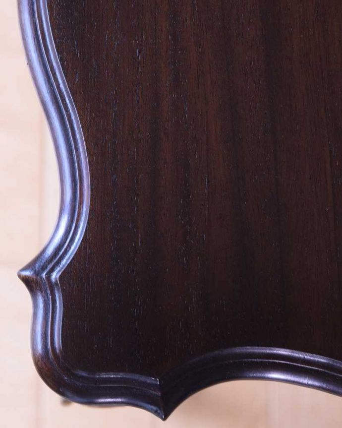 アンティークのテーブル アンティーク家具 天板のカッティングが可憐、アンティークオケージョナルテーブル。天板を近づいてみると…アンティークだから手に入れることが出来る天板に使われている銘木の美しさにうっとりです。(k-2375-f)