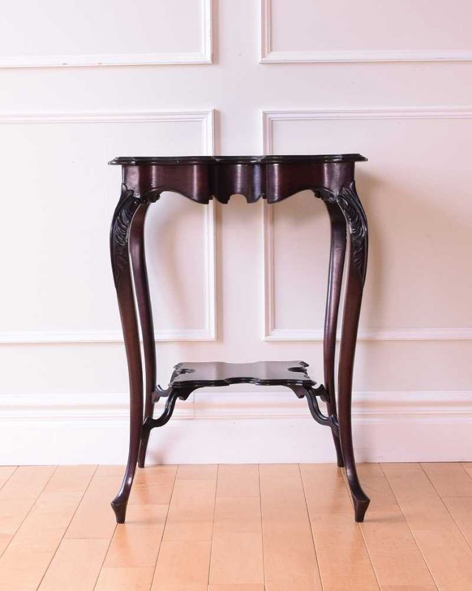 アンティークのテーブル アンティーク家具 天板のカッティングが可憐、アンティークオケージョナルテーブル。クルッと回転。(k-2375-f)