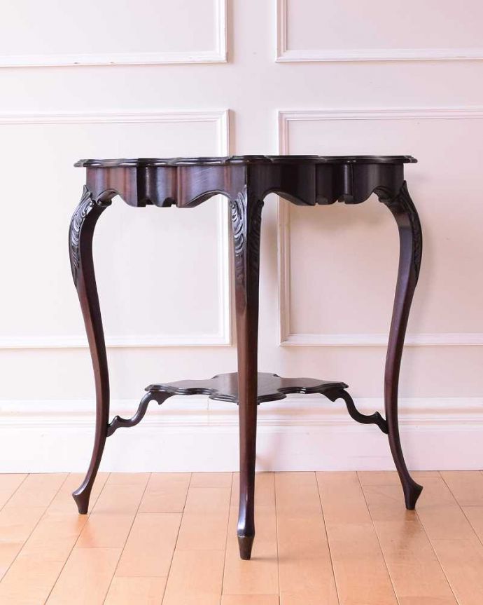 アンティークのテーブル アンティーク家具 天板のカッティングが可憐、アンティークオケージョナルテーブル。こちら側も、もちろんキレイです!アンティークは新品ではないので、もちろん経年変化によるキズはありますが、専門の職人がキレイにお直しをしているので、どの角度から見てもキレイです。(k-2375-f)