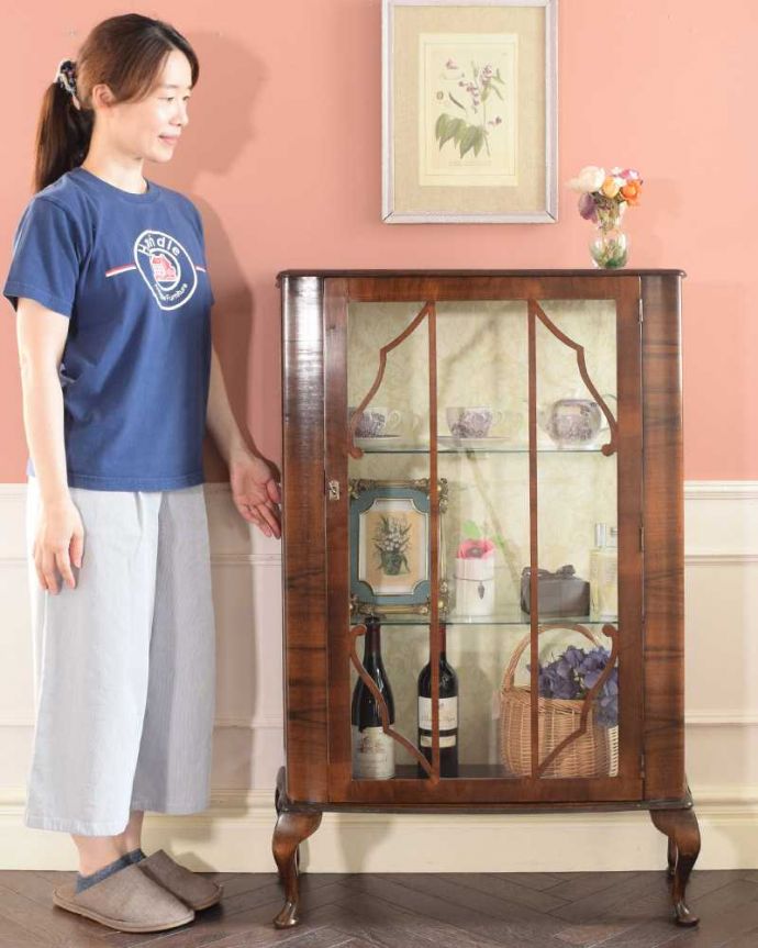 アンティークのキャビネット　アンティーク家具　美しい木目の英国で見つけたアンティーク ガラスキャビネット。どこにでも置けちゃうサイズが魅力のキャビネットちょっとしたスペースがあればどこにでも置けちゃうコンパクトサイズのガラスキャビネット。(k-2376-f)