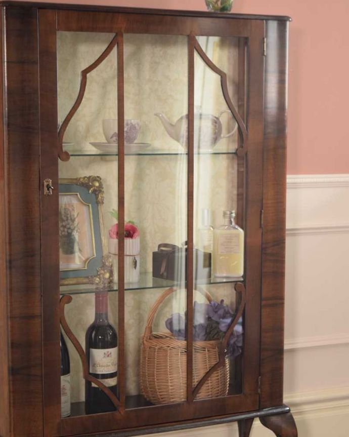 アンティークのキャビネット　アンティーク家具　美しい木目の英国で見つけたアンティーク ガラスキャビネット。ガラス越しに中をのぞいてみると･･･中に入れたものが、なんだかちょっと高級に見えちゃうんです。(k-2376-f)