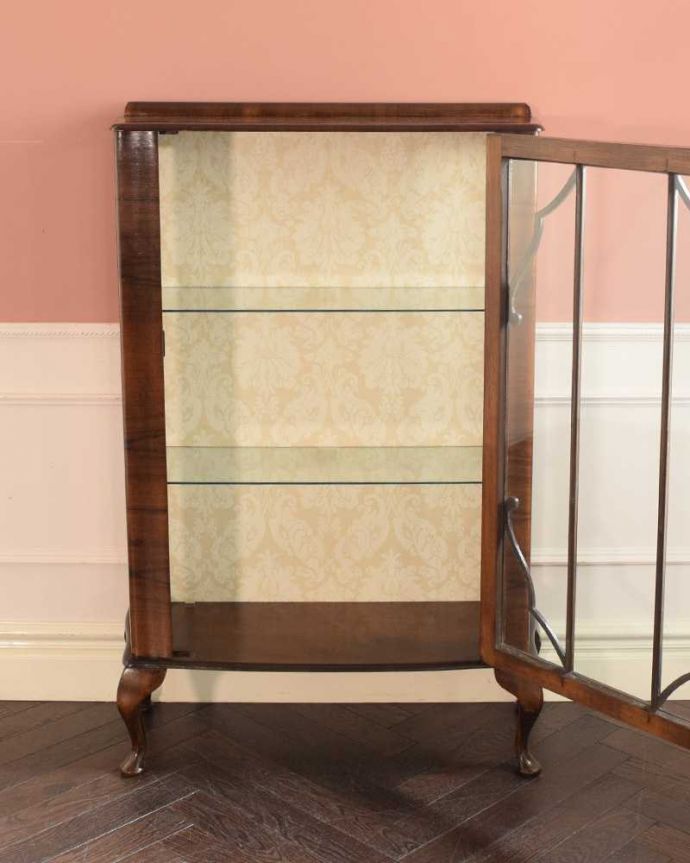 アンティークのキャビネット　アンティーク家具　美しい木目の英国で見つけたアンティーク ガラスキャビネット。扉を開けると、中はこんな感じです職人が背板の生地を新しいもので張り替えてキレイに修復して仕上げました。(k-2376-f)