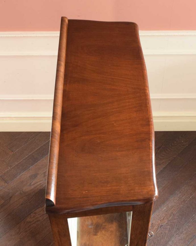 アンティークのキャビネット　アンティーク家具　美しい木目の英国で見つけたアンティーク ガラスキャビネット。上から形を見てみましょうキャビネットの形はこんな感じです。(k-2376-f)