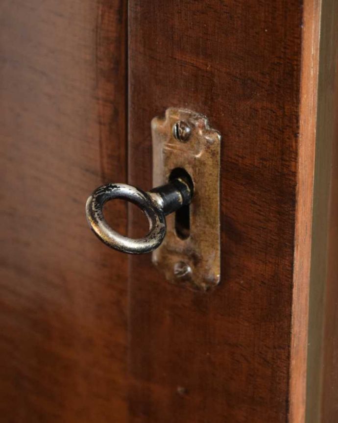 アンティークのキャビネット　アンティーク家具　美しい木目の英国で見つけたアンティーク ガラスキャビネット。開ける度にワクワクアンティークらしくカギが取っ手の代わり。(k-2376-f)